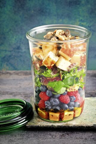 Salat mit Beeren und Halloumi Salat mit Beeren und Halloumi