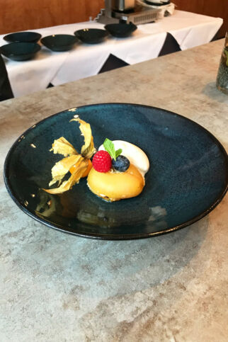 Weinbergpfirsich vom Grill mit Buttermilchespuma Weinbergpfirsich vom Grill mit Buttermilchespuma