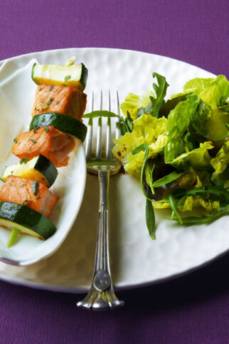 Zitronengras-Spieße mit Lachs und gegrillten Zucchini Zitronengras-Spieße mit Lachs und gegrillten Zucchini