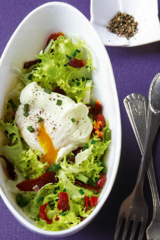 Friséesalat mit Tiroler Speck und pochiertem Ei Friséesalat mit Tiroler Speck und pochiertem Ei
