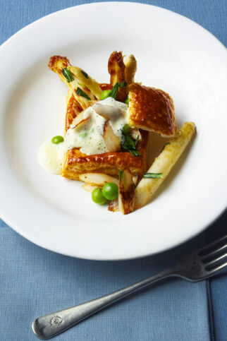 Blätterteigpastete mit weißem Spargel, Estragon und frischen Erbsen