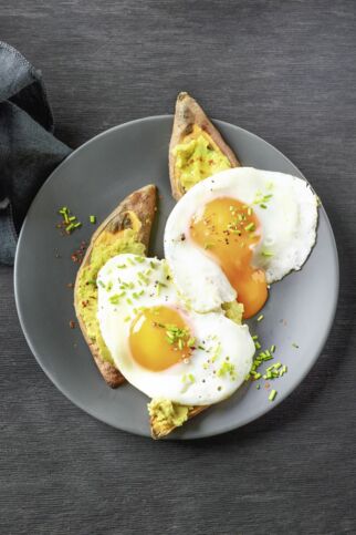 Süßkartoffel-Toasts mit Avocado-Hummus Süßkartoffel-Toasts mit Avocado-Hummus