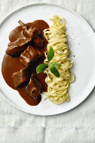 Geschmorter Hase mit Bandnudeln und Portwein-Schokoladen-Sauce Geschmorter Hase mit Bandnudeln und Portwein-Schokoladen-Sauce