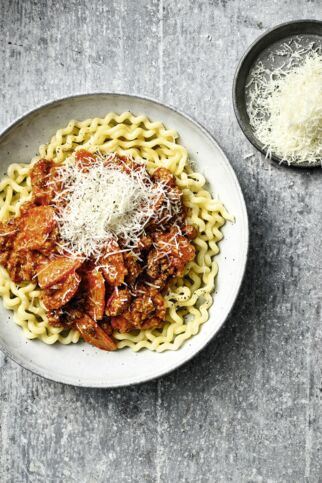 Rehbolognese mit Fusilli Napoletani Rehbolognese mit Fusilli Napoletani