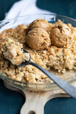 Apple Crumble mit Dulce-de-Leche-Eis Apple Crumble mit Dulce-de-Leche-Eis