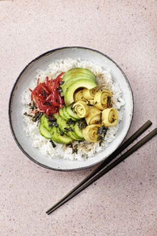 Sushi-Bowl mit Eierröllchen Sushi-Bowl mit Eierröllchen