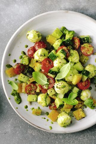 Bunter Salat mit Pesto Bunter Salat mit Pesto