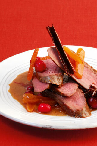 Rehrücken mit Cranberry-Aprikosen-Ragout Rehrücken mit Cranberry-Aprikosen-Ragout