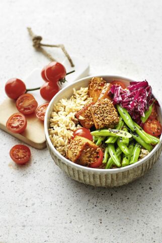Buddha Bowl mit gegrilltem Tofu Buddha Bowl mit gegrilltem Tofu