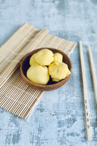 Gelbe Mochi mit Kurkuma und Banane-Mango-Füllung Mochi mit Kurkuma