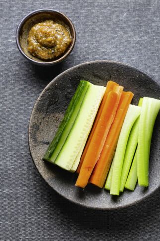 Gemüsesticks mit Miso-Dip Gemüsesticks mit Miso-Dip