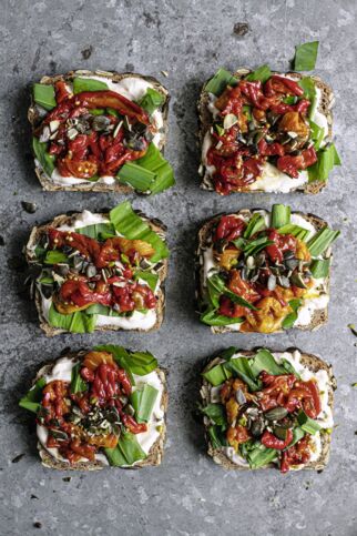 Vollkornbrote mit Paprika und Bärlauch Vollkornbrote mit Paprika und Bärlauch