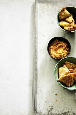 Pita-Chips mit Tomatenhummus