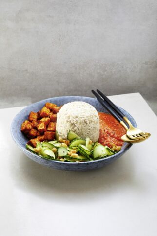 Nasi Campur mit scharfem Linsen-Sambal und Gurkensalat