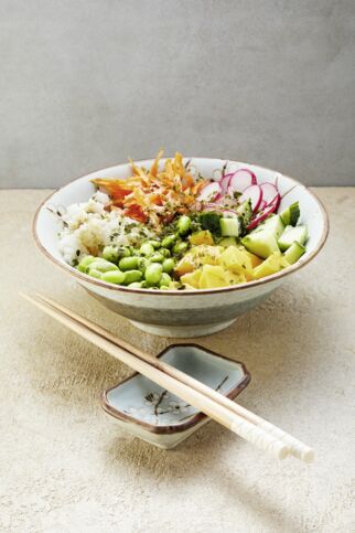 Sushi Bowl mit Nori-Flocken und Erdnuss-Sauce