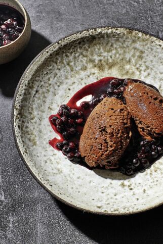 Tonka-Mousse-au-Chocolat mit Heidelbeersauce Tonka-Mousse-au-Chocolat mit Heidelbeersauce