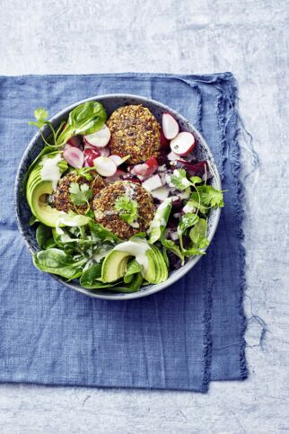 Bunte Burger-Bowl
