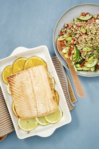 Gegrillter Zitruslachs mit Dinkelsalat