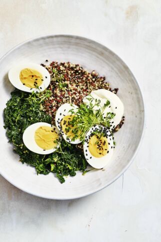 Quinoa-Bowl mit Spinat & Ei