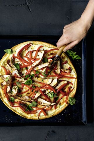 Paprika-Flammkuchen mit mariniertem Hähnchen