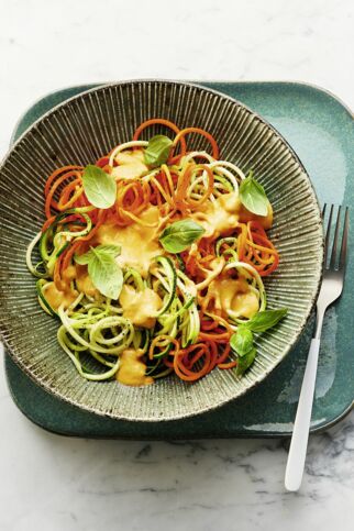 Gemüse-Zoodles mit Paprika-Mandel-Sauce Gemüse-Zoodles mit Paprika-Mandel-Sauce