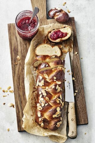 Hefezopf mit
Beerenaufstrich Hefezopf mit
Beerenaufstrich