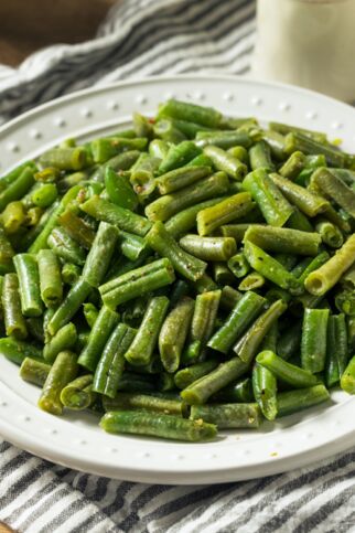 Gekochte grüne Bohnen auf einem Teller. Bohnensalat Rezept Bohnensalat