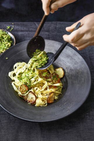 Topinambur-Tagliatelle mit Gremolata Topinambur-Tagliatelle mit Gremolata