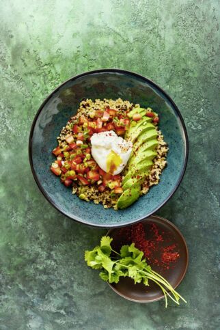 Bulgur-Bowl mit Avocado und pochiertem Ei