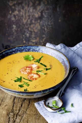 Orangen-Möhren-Suppe
mit Garnelen Orangen-Möhren-Suppe
mit Garnelen