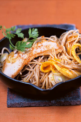 Putenschnitzel mit gebratenen Mango-Nudeln