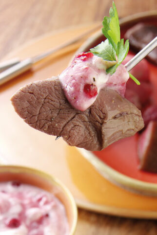 Wildfondue mit Preiselbeersauce Wildfondue mit Preiselbeersauce