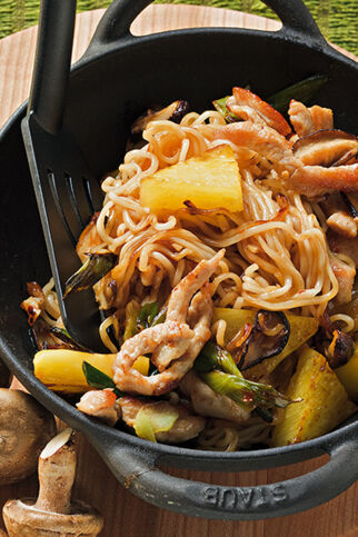 Gebratene Nudeln mit Ananas und Pute