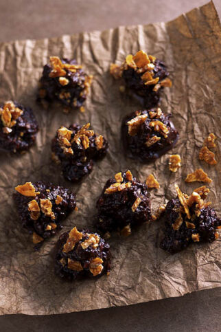 Pflaumen-Konfekt mit Mandelkrokant Pflaumen-Konfekt mit Mandelkrokant