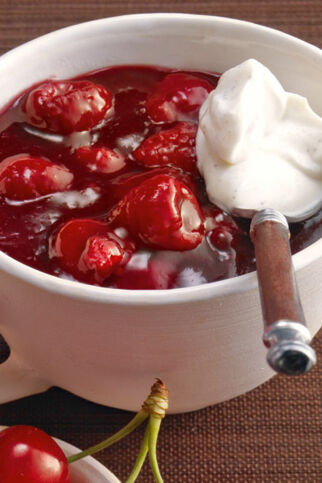 Rote Grütze mit Vanillerahm
