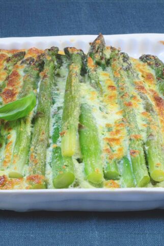 Spargel mit Basilikumhaube