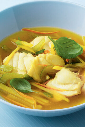 Kartoffel-Safran-Suppe mit Seeteufel