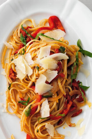 Nudeln mit Paprika-Sardellen-Sugo Nudeln mit Paprika-Sardellen-Sugo