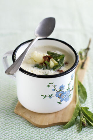 Blumenkohlsuppe mit Salbei Blumenkohlsuppe mit Salbei