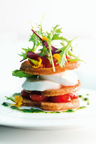 Caprese-Türmchen mit Crostini-Chips Caprese-Türmchen mit Crostini-Chips