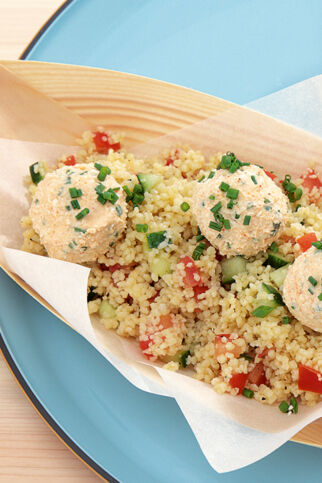 Couscoussalat mit Käsebällchen Couscoussalat mit Käsebällchen