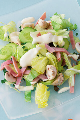 Eisbergsalat mit Pilzen, Gurke und Kochschinken