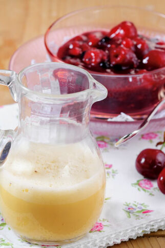 Rote Grütze mit Vanillesauce