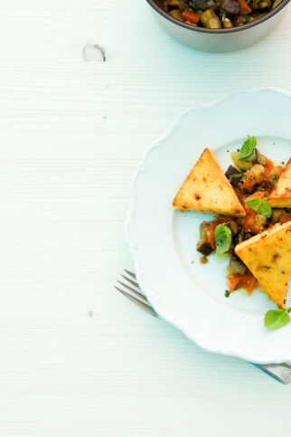Polentaplätzchen mit Auberginenragout Polentaplätzchen mit Auberginenragout