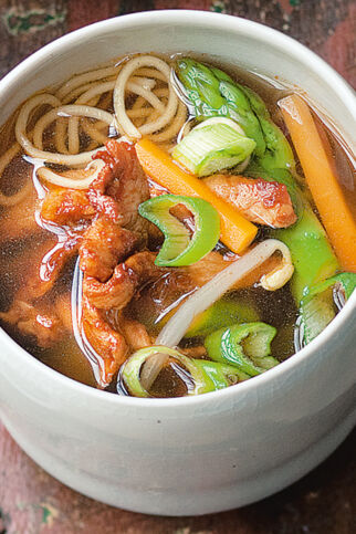 Mie-Nudel-Suppe mit Honigfleisch Mie-Nudel-Suppe mit Honigfleisch