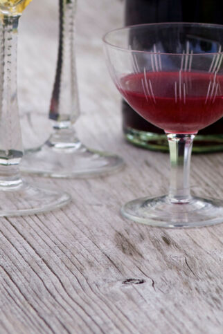 Himbeer-Likör mit Waldmeister Himbeer-Likör mit Waldmeister