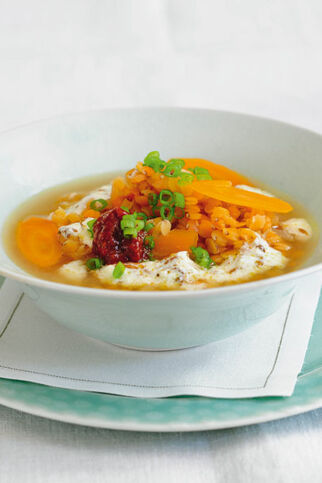 Rote-Linsen-Suppe mit Kreuzkümmeljoghurt Rote-Linsen-Suppe mit Kreuzkümmeljoghurt