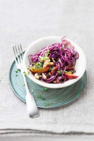 Rotkohlsalat mit Pflaumen und Walnüssen Rotkohlsalat mit Pflaumen und Walnüssen