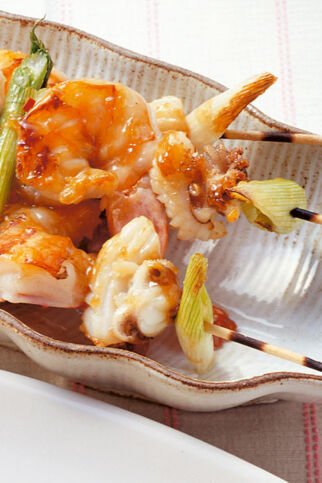 Tintenfisch-Garnelen-Spieße Tintenfisch-Garnelen-Spieße