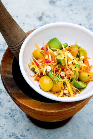 Papayasalat mit gerösteten Erdnüssen (Som Thamm Thai) Papayasalat mit gerösteten Erdnüssen (Som Thamm Thai)